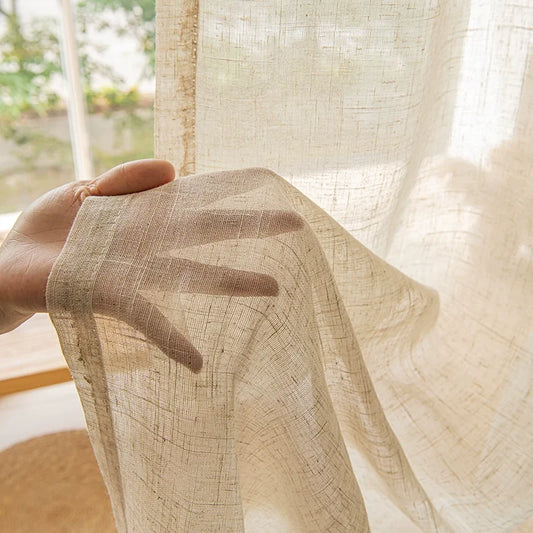 Main sur le Rideau en Lin Classique Beige